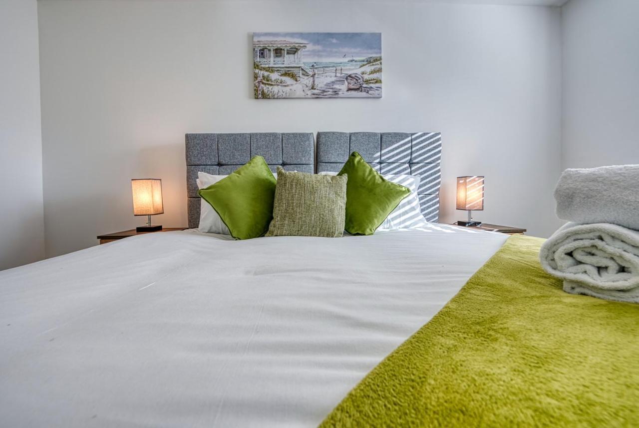 Holiday home Modern 4 Bedroom 2 Bath House With Parking, Tyseley, By 360stays *