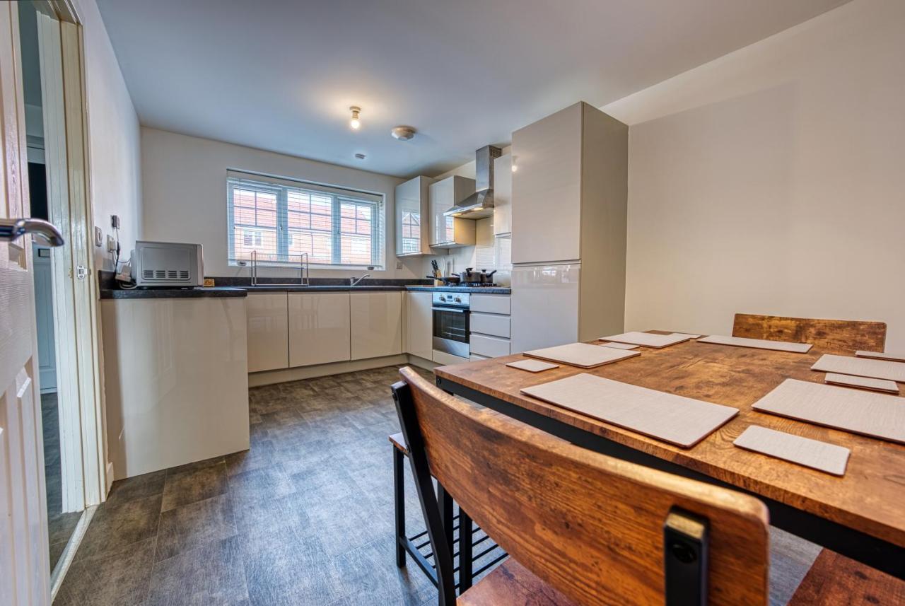 Modern 4 Bedroom 2 Bath House With Parking, Tyseley, By 360stays