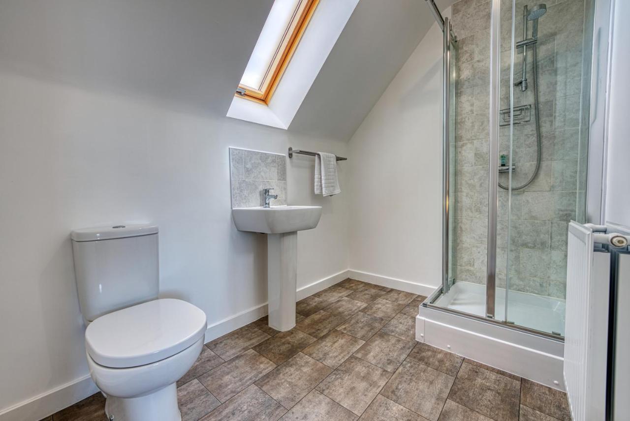 Modern 4 Bedroom 2 Bath House With Parking, Tyseley, By 360stays Birmingham