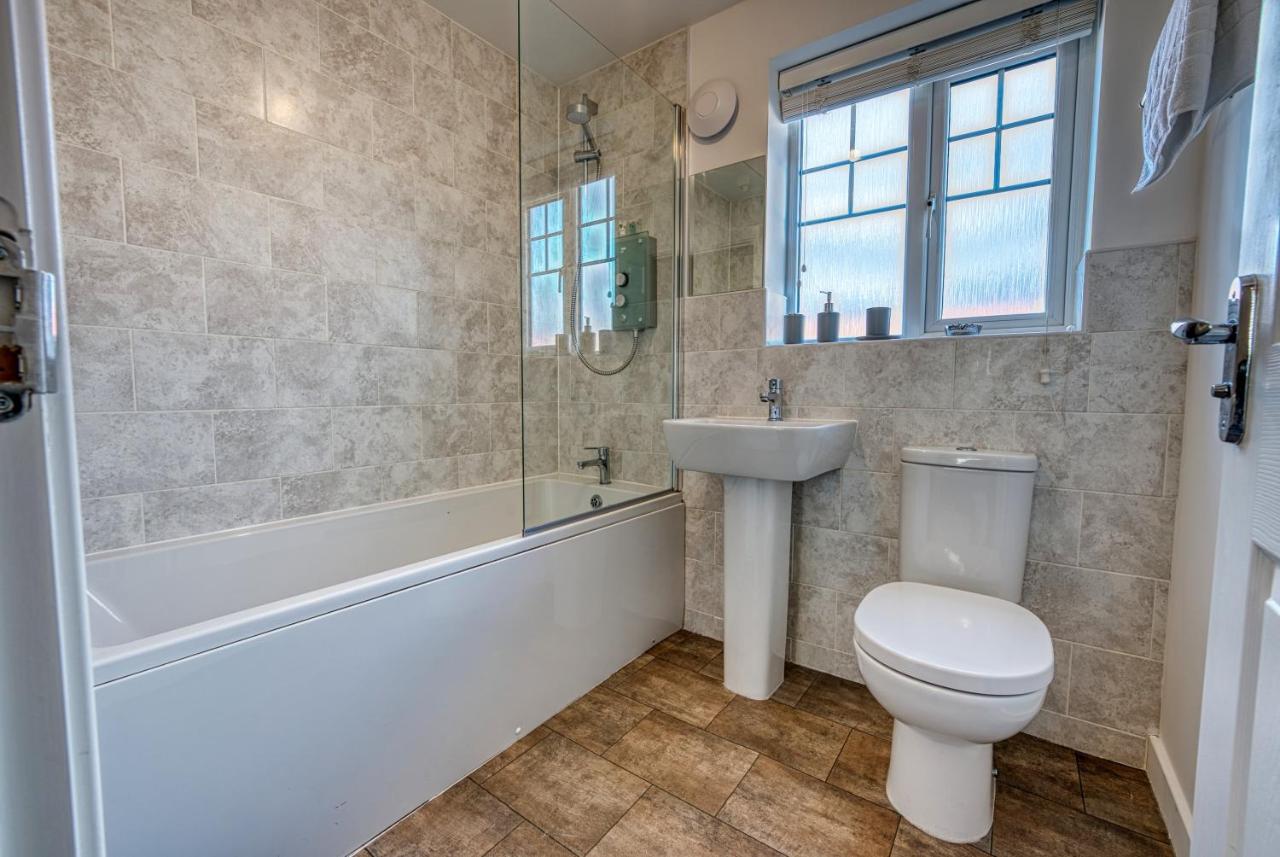 Modern 4 Bedroom 2 Bath House With Parking, Tyseley, By 360stays Holiday home Birmingham