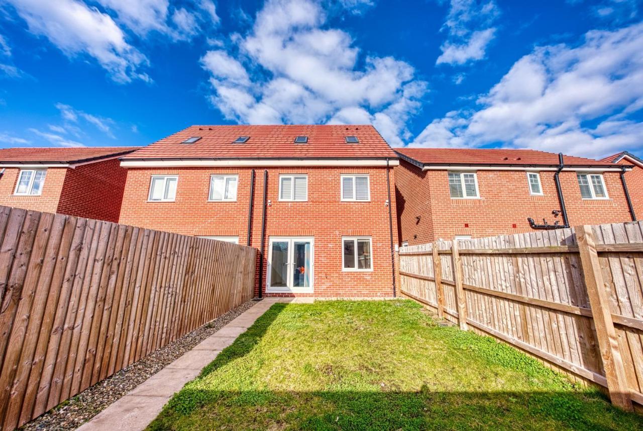 Modern 4 Bedroom 2 Bath House With Parking, Tyseley, By 360stays Birmingham