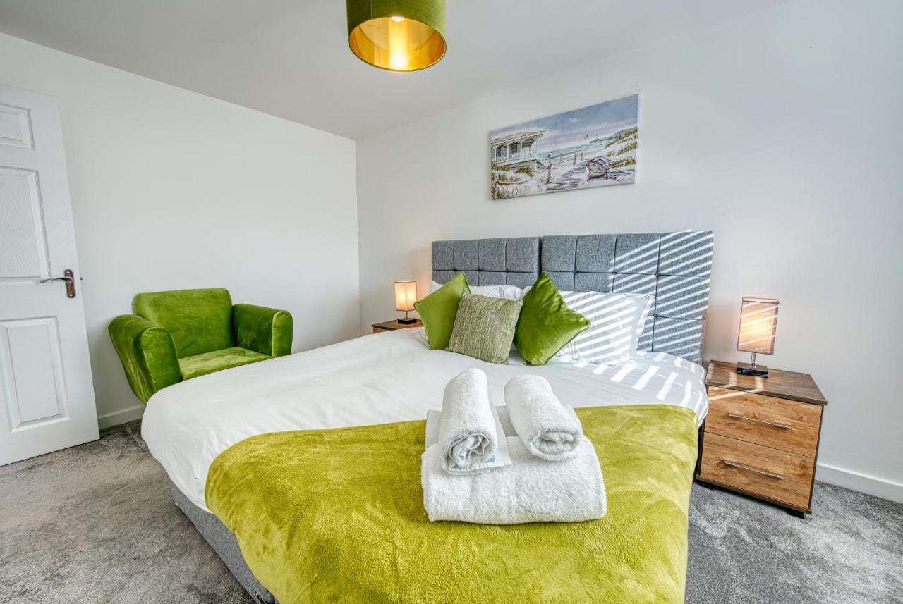 Modern 4 Bedroom 2 Bath House With Parking, Tyseley, By 360stays Holiday home Birmingham