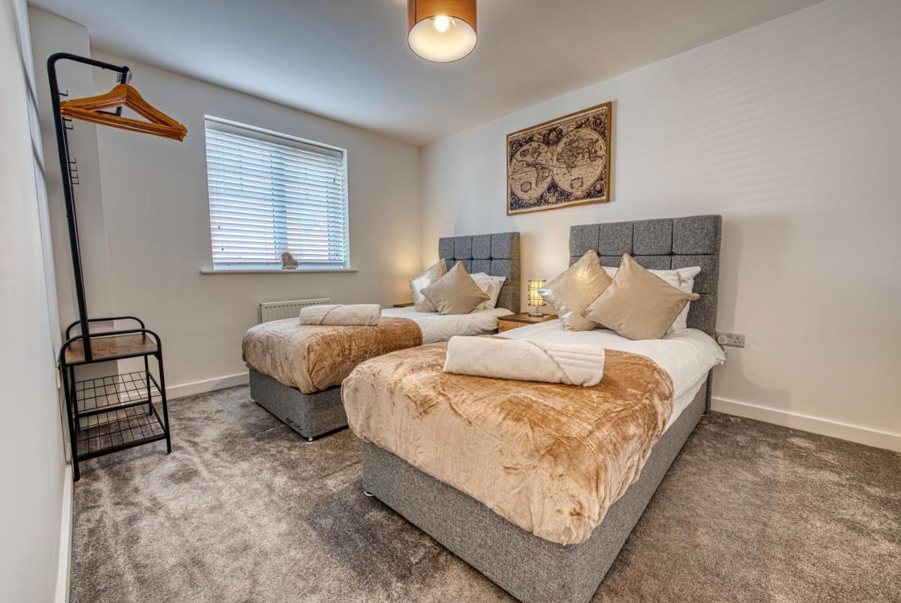 Modern 4 Bedroom 2 Bath House With Parking, Tyseley, By 360stays